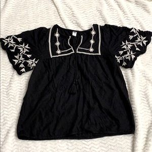 Old navy embroidered top black and white tie front